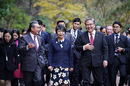 APEC누리마루 인근을 산책하는 한중일 외교장관 [연합뉴스 자료사진]