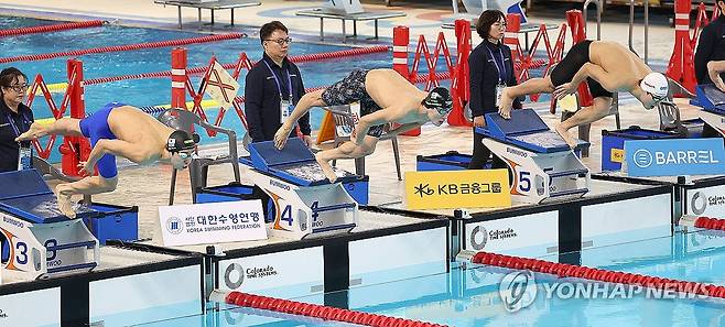 황선우, 김우민, 이호준 힘찬 출발 (김천=연합뉴스) 윤관식 기자 = 27일 경북 김천실내수영장에서 열린 2024 수영 국가대표 선발대회 남자 자유형 200m 결승에서 황선우(강원도청, 가운데), 김우민(강원도청, 왼쪽), 이호준(대구시청)이 출발하고 있다. 
    이날 황선우는 1분45초68의 기록으로 1위, 김우민은 1분46초06의 기록으로 2위, 이호준은 1분46초07의 기록으로 3위를 했다. 2023.11.27 psik@yna.co.kr