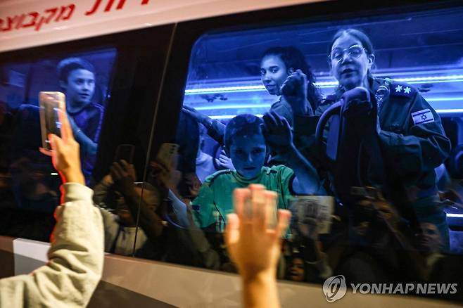 26일(현지시간) 하마스에서 풀려난 인질들 [AFP 연합뉴스 자료사진 재판매 및 DB 금지]