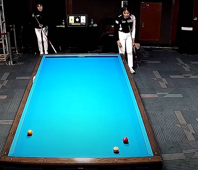 4세트 9-9 상황에서 임혜원의 공을 바라보는 스롱 피아비(우측), PBA