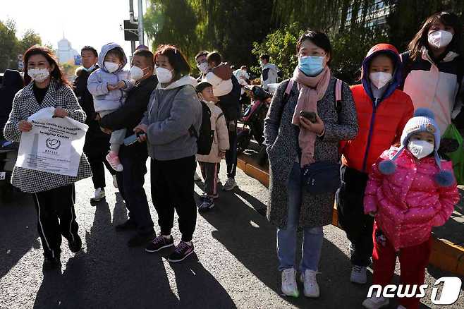 지난 24일(현지시간) 베이징의 한 소아과 병원 앞에서 시민들이 장사진을 치고 있는 모습. ⓒ 로이터=뉴스1 ⓒ News1 박형기 기자