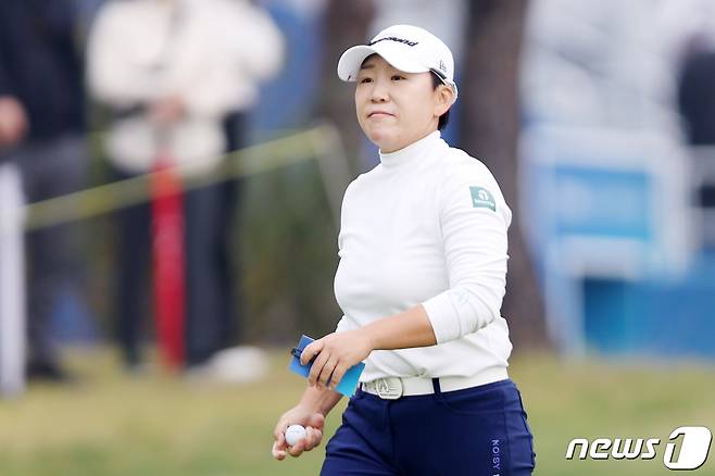 프로골퍼 신지애가 19일 경기 파주 서원밸리 컨트리클럽 서원힐스에서 열린 미국여자프로골프(LPGA)투어 'BMW 레이디스 챔피언십 2023' 1라운드 6번홀에서 홀아웃 하고 있다. 2023.10.19/뉴스1 ⓒ News1 민경석 기자
