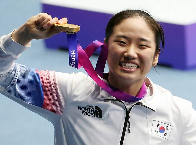 2022 항저우아시안게임 여자단식 금메달을 획득한 뒤 안세영. 연합뉴스