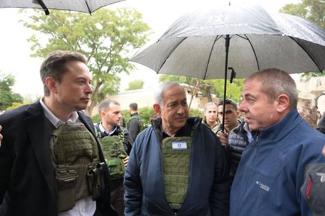 27일(현지시간) 이스라엘 키부츠를 찾은 일론머스크 테슬라 최고경영자(왼쪽 첫번째)와 베냐민 네타냐후 이스라엘 총리(오른쪽 두번째)의 모습. [이미지출처=UPI·연합뉴스]