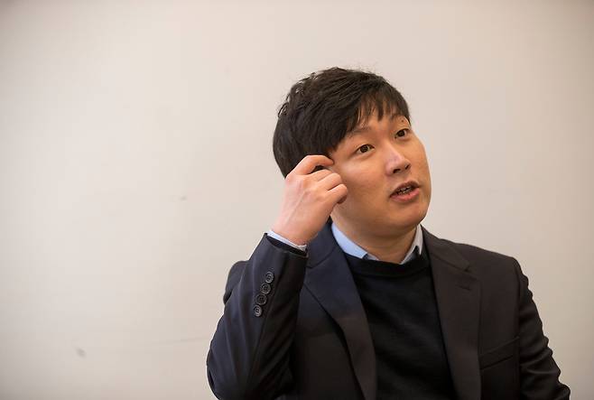 신재민 전 기획재정부 사무관이 지난 20일 서울 광화문에서 인터뷰하는 모습. /김지호 기자