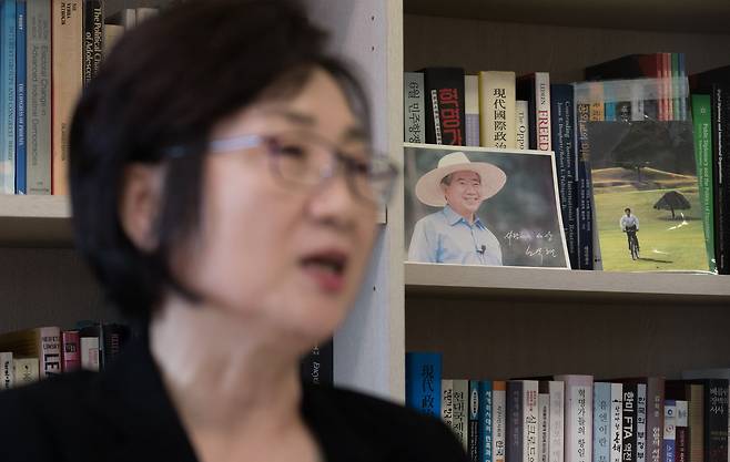 조기숙 교수는 노무현 참여정부 때 청와대 홍보수석비서관을 지냈다. 연구실 책장에 놓인 노무현 전 대통령 사진이 보인다./고운호 기자