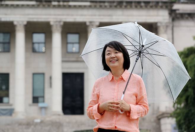 조선일보 인기 연재 '살롱 드 경성'을 책으로 엮은 김인혜 전 국립현대미술관 학예관이 2023년 8월 28일 오후 20년 몸 담아온 서울 국립현대미술관 덕수궁관 앞에서 활짝 웃었다. / 오종찬 기자