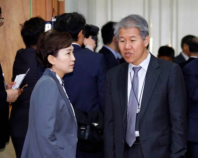 청와대 김수현(오른쪽) 정책실장과 김현미 국토교통부 장관이 20일 오전 청와대에서 열린 제3차 반부패정책협의회에서 얘기를 나누고 있다. 2018.11.20/연합뉴스