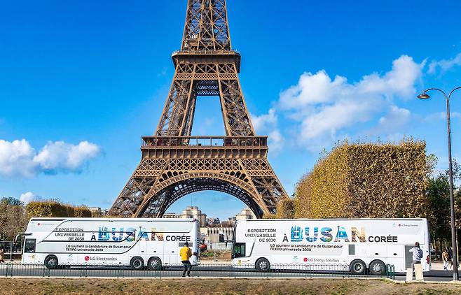 LG전자가 국제박람회기구(BIE) 총회가 열리는 프랑스 파리에서 부산 엑스포 유치 홍보를 위한 LG 랩핑 버스를 29일까지 운행한다. 사진은 LG 랩핑 버스가 파리의 주요 명소를 순회하는 모습. /LG전자 제공