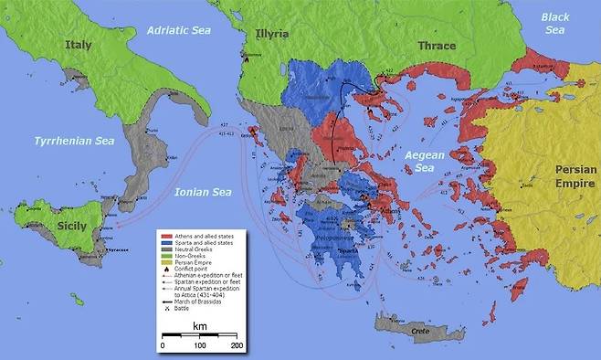 펠로폰네소스 전쟁 당시 고대 그리스의 세력 관계도. 붉은 색이 아테네를 중심으로 한 델로스 동맹, 파란색이 스파르타를 중심으로 한 펠로폰네소스 동맹, 회색은 중립 도시국가다.   나무위키 제공