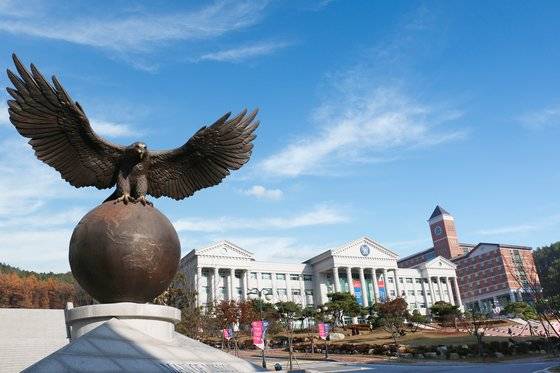 경복대학교는 지속가능한 사회발전을 목표로 대학의 사회적 책임을 다하기 위해 지역사회와 연계한 다양한 상생협력 프로그램을 운영하고 있다. 더불어 그린 캠퍼스, 안전한 캠퍼스 등을 목표로 ESG 캠퍼스 구축 활동을 펼치고 있다. [사진 경복대학교]
