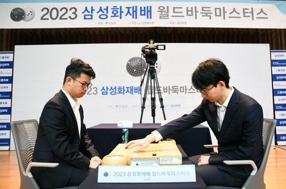 28일 열린 2023 삼성화재배 결승 3국 대국 장면. 셰얼하오 9단(왼쪽)은 준우승에 그쳤으나 이번 대회에서 놀라운 파괴력을 선보였다. 사진 한국기원