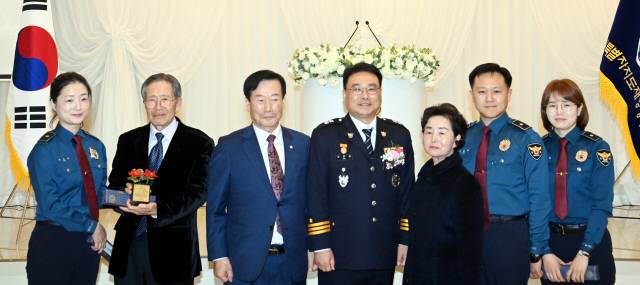 ▲ 27일 춘천세종호텔에서 열린 강원도 재향 경우회 제60주년 경우의 날 기념식에서 선주홍 춘천재향경우회 이사 가족에게 모범경우가족패가 전달됐다.  유희태