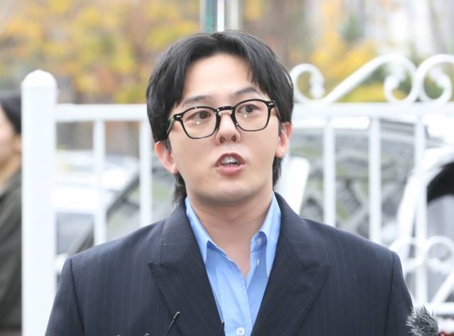 마약 투약 의혹을 받는 가수 지드래곤(권지용)이 지난 6일 인천 남동구 인천논현경찰서에 자진 출석해 조사를 받으러 들어가기 앞서 기자 질문에 답하고 있다. 연합뉴스