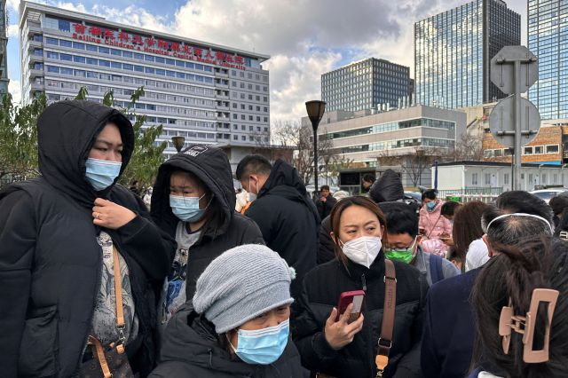 27일 중국 베이징의 어린이병원 앞에 사람들이 모여있다. 로이터연합뉴스