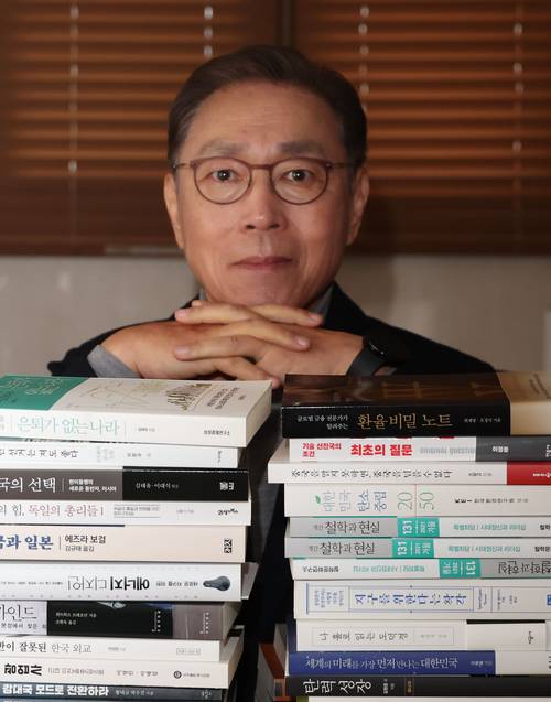 김태유 서울대교수가 포즈를 취하고 있다. [이충우 기자]