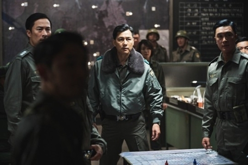 ‘쿠데타’에 끝까지 저항한 군인 중 한 명, 수비경비사령관이 된 정우성은 서울을 지키기 위해 끝까지 맞서싸우는 의리를 갖춘 캐릭터로 열연을 펼쳤다. 사진 = 플러스엠 엔터테인먼트