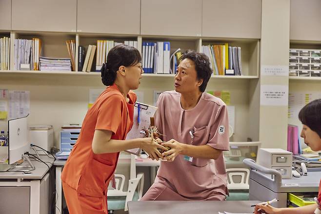 왼쪽부터 이상희, 전배수 / 넷플릭스 ‘정신병동에도 아침이 와요’ 스틸컷