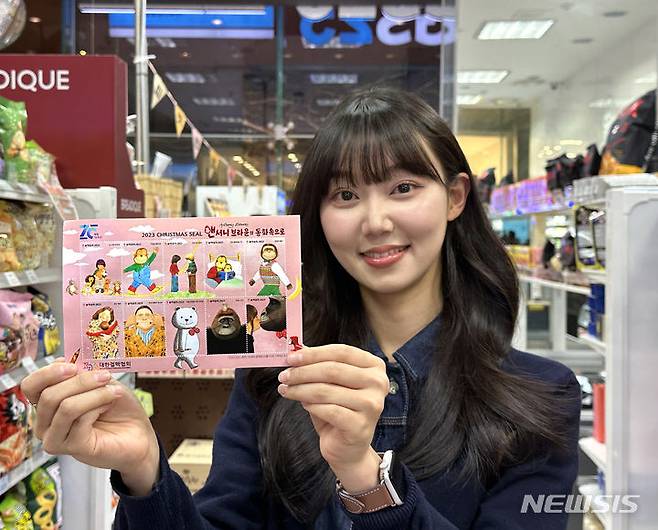 [서울=뉴시스]GS리테일이 운영하는 편의점 GS25가 2023 크리스마스 씰 '앤서니 브라운의 동화속으로'의 유통업계 독점 판매를 시작했다고 28일 밝혔다.2023.11.28.(사진=GS25 제공)photo@newsis.com