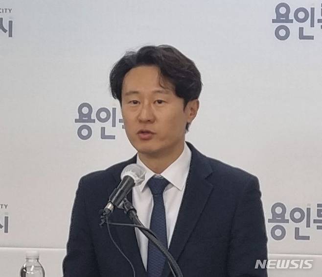 [용인=뉴시스] 이준구 기자=용인시청 브리핑룸에서 28일 용인정지역 불출마와 지역위원장 사퇴를 선언하는 이탄희 더불어민주당 국회의원. 2023. 11. 28 caleb@newsis.com
