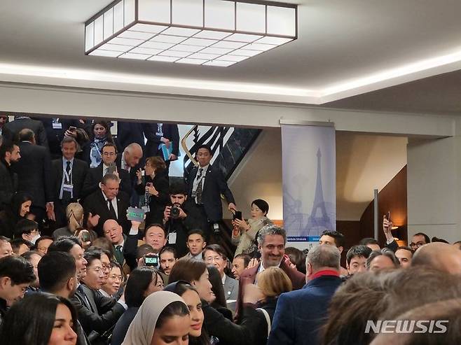 [파리=뉴시스] 김승민 기자 = 2030 세계박람회 개최지 결정을 앞둔 28일(현지시간), 국제박람회기구(BIE) 제173차 총회가 열리는 프랑스 파리의 '팔레 데 콩그레 디시' 로비. 2023.11.28 ksm@newsis.com