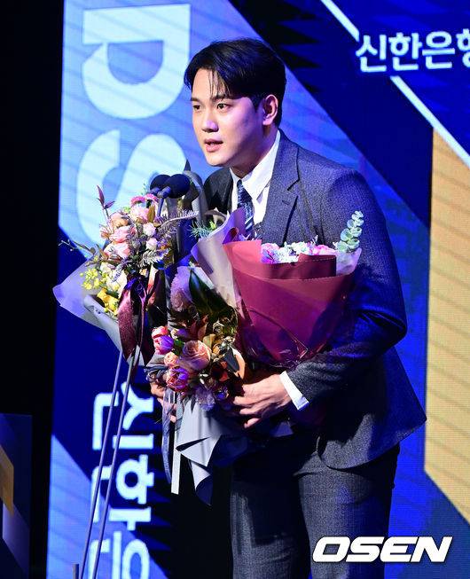 [OSEN=지형준 기자]SSG 서진용이 KBO 세이브상을 수상하며 소감을 말하고 있다. 2023.11.27 / jpnews.osen.co.kr