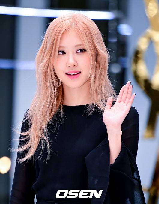 [OSEN=지형준 기자]&nbsp;22일 오후 서울 영등포구 여의도동 더현대 서울에서 생 로랑(Saint Laurent) 포토콜 행사가 열렸다. 블랙핑크 로제가 포즈를 취하고 있다. 2023.05.22 /jpnews@osen.co.kr