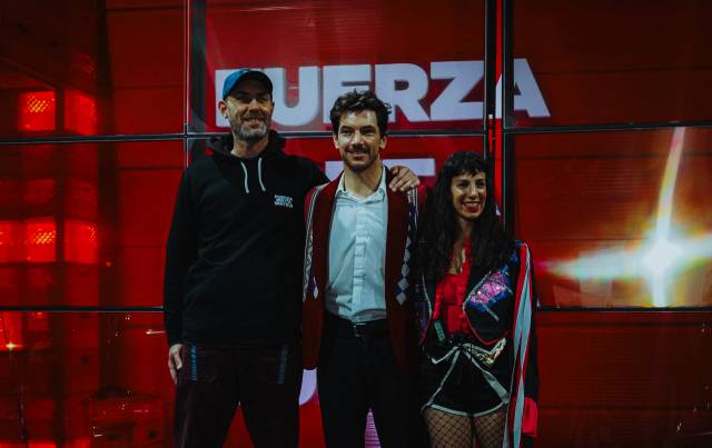 성수문화예술마당에서 열린 '푸에르자 부르타 웨이라 인 서울' 기자간담회에 참석한 세바스찬 구티에레즈 무대감독(왼쪽부터)과 배우 브루노 로페즈 아라곤과 멜리나 소아네가 포즈를 취하고 있다. 사진 제공=크레센트엔터테인먼트