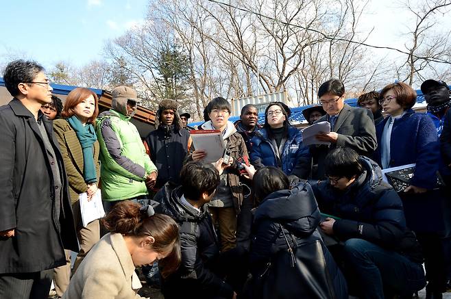 2014년 을지로위원회는 아프리카 노동자 착취 논란이 일었던 현장을 찾아 문제 해결에 힘썼다. 앞줄 오른쪽에서 두 번째가 우원식 의원. ⓒ시사IN 신선영