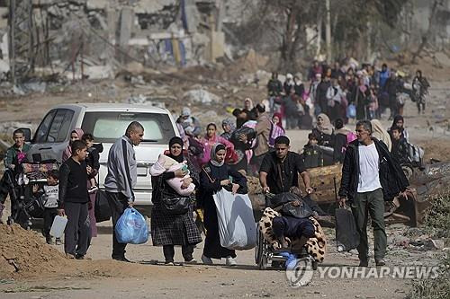 이스라엘과 하마스 휴전 기간을 이용해 피란길에 나선 팔레스타인 가자지구 주민들 [AP 연합뉴스 자료사진. 재판매 및 DB 금지]