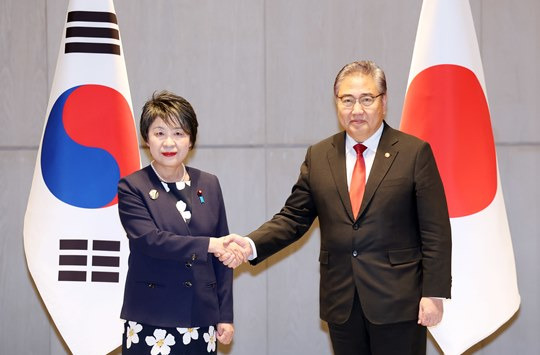 지난 25~26일 부산에서 열린 한중일 외교장관회의에 참석한 가미카와 외상이 박진 외교부 장관과 기념사진을 촬영하고 있다. (출처=뉴시스)