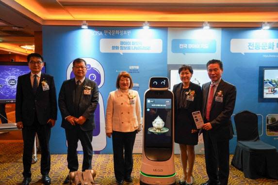 29일 롯데호텔 서울에서 열린 ‘문화체육관광 디지털혁신 포럼 2023’에서 홍희경(오른쪽 두번째) 한국문화정보원장과 관계자들이 기념촬영을 하고 있다(사진=한국문화정보원)..