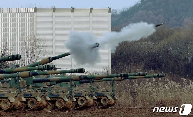 육군 7포병여단 K9A1 자주포가 29일 오전 경기 포천시 꽃봉훈련장에서 열린 지구사 대화력전 FTX 포탄사격 훈련에서 포 사격을 하고 있다. 2023.11.29/뉴스1 ⓒ News1 장수영 기자