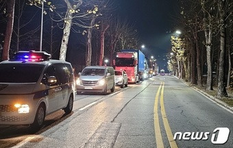 (대전=뉴스1) 김경훈 기자 = 한국원자력연구원에 보관 중인 중·저준위 방사성폐기물 286드럼이 29일 새벽 운반 차량을 이용해 경주 최종처분장으로 반출되고 있다.(대전시 제공)/뉴스1ⓒ News1