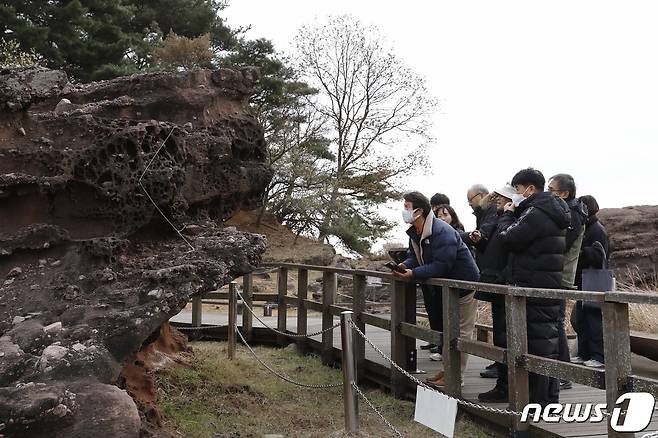 환경부 지질공원위원회 위원들이 화성시 국가지질공원 현장실사를 하고 있다.(화성시 제공)