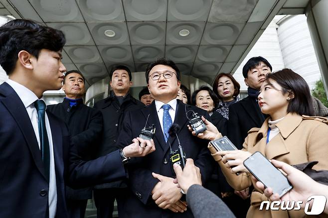 황운하 더불어민주당 의원이 29일 서울 서초구 서울지방법원에서 열린 '청와대 울산시장 선거 개입 의혹' 관련 공직선거법위반 등 선고 공판을 마친 뒤 법원을 나서며 입장을 밝히고 있다. . (공동취재) 2023.11.29/뉴스1 ⓒ News1 박정호 기자