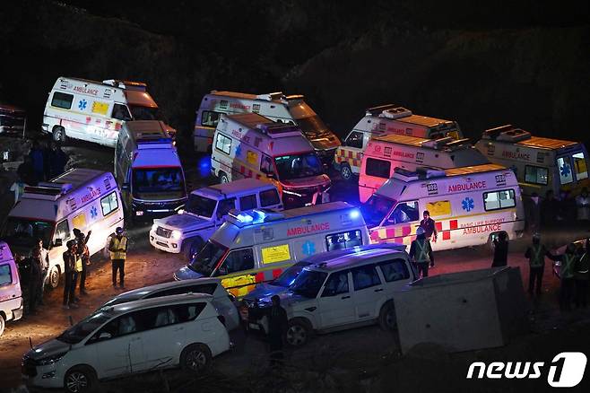 구조된 노동자들을 싣기 위해 대기하고 있는 구급차들.  2023.11.29 ⓒ AFP=뉴스1 ⓒ News1 우동명 기자