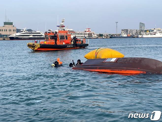 경북 포항해양경찰서는 29일 민간해양구조대인 경북특수구조대와 합동으로 포항여객선터미널 앞 해상에서 전복선박 선내 고립자 구조훈련을 실시했다.(포항해양경찰서제공)2023.11.29/뉴스1