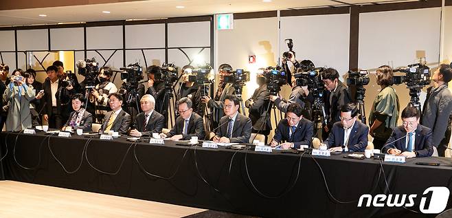 27일 오후 서울 중구 은행연합회관에서 열린 '금융위원장·금감원장·은행장' 간담회에 참석한 은행장들이 김주현 금융위원장의 모두발언을 듣고 있다. 2023.11.27/뉴스1 ⓒ News1 이승배 기자