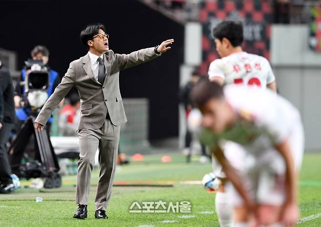광주FC 이정효 감독이 9일 서울월드컵경기장에서 열린 2023 하나원큐 K리그1 FC서울과 경기에서 선수들에게 소리를 치고 있다. 2023. 5. 8.  박진업기자 upandup@sportsseoul.com
