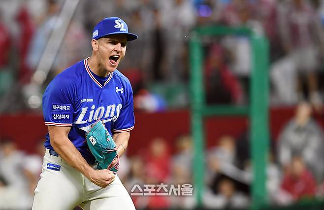 삼성 라이온즈 선발투수 뷰캐넌이 11일 인천 SSG랜더스필드에서 열린 2023 KBO리그 SSG 랜더스와 경기 6회말 2사 1-2루 상황에서 SSG 최지훈을 삼진으로 잡아낸 뒤 포효하고 있다. 뷰캐넌은 6이닝 동안 127구를 던지며 2실점 해 퀄리티 스타트를 기록했다. 2023. 8. 11. 문학 | 박진업기자 upandup@sportsseoul.com