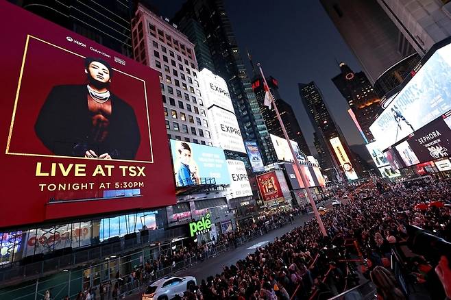 최근 BTS 정국의 뉴욕 타임스퀘어 공연이 연일 화제가 되고 있는 가운데 그의 솔로 앨범 ‘골든’ 역시 국내외에서 판매 신기록을 경신 중이다. ‘골든’은 발매 첫날에만 총 214만 7389장이 판매돼 한국 솔로 아티스트가 발매한 앨범 가운데 가장 많은 첫날 판매량을 기록했다. 사진|연합뉴스