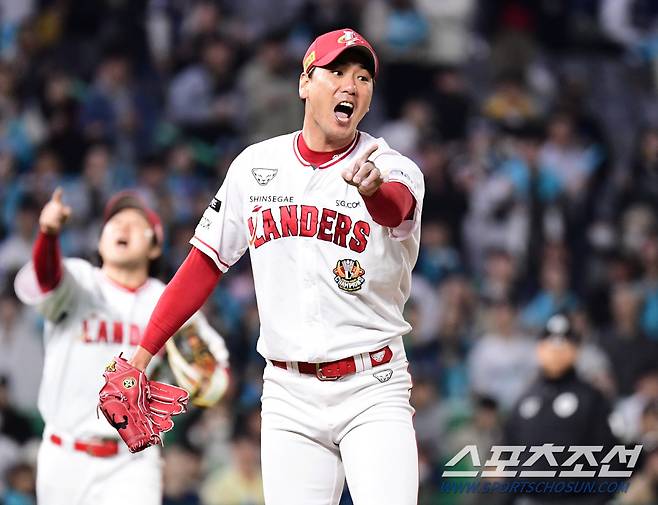 23일 인천 SSG랜더스필드에서 열린 SSG와 NC의 준PO 2차전. 3회초 수비 도중 높이 뜬 볼을 가리키고 있는 SSG 김광현. 인천=송정헌기자 songs@sportschosun.com/2023.10.23/