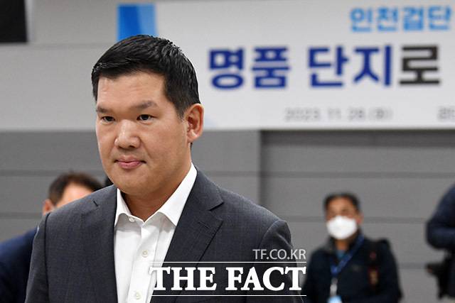 허윤홍 GS건설 CEO가 28일 오후 인천 서구 LH 검단사업단에서 열린 검단AA13 입주예정자 현장간담회에서 입주예정자 대표와 인사를 마친 뒤 이동하고 있다. /남용희 기자