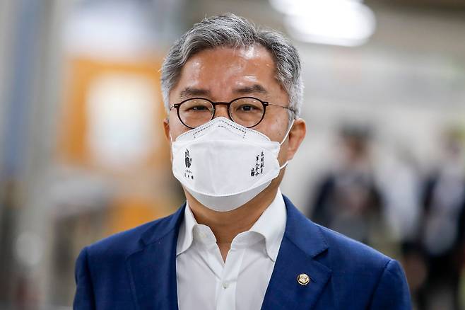 검언 유착 허위 글 SNS 유포 혐의를 받고 있는 최강욱 더불어민주당 의원이 31일 오후 서울 서초구 서울중앙지방법원에서 열린 7차 공판에 출석하고 있다. /뉴시스