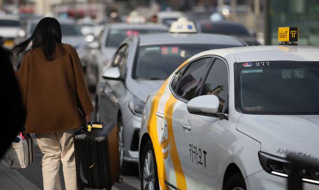 서울 중구 서울역 인근에서 승객들이 택시를 이용하는 모습. /뉴스1