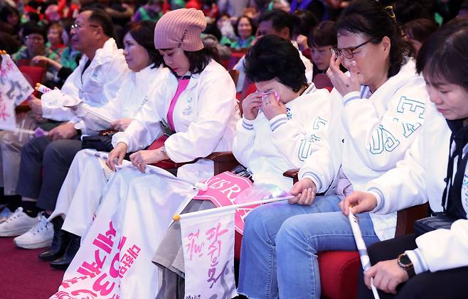 29일 오전 부산 동구 부산시민회관에서 열린 2030부산세계박람회 성공유치 시민 응원전에서 부산의 2030엑스포 유치가 무산되자 시민들이 눈물을 흘리고 있다. /연합뉴스