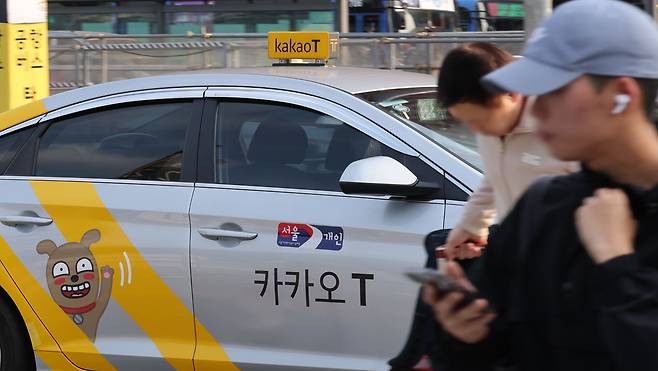 지난 2일 서울역 택시 승강장에 정차 중인 택시. /뉴스1