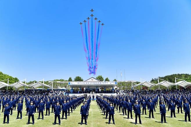 공군교육사령부 학사사관후보생 임관식과 공군이글스 축하비행 사진=공군교육사 제공