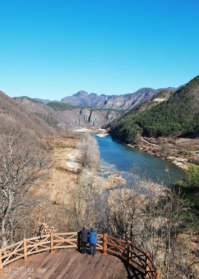 예던길 전망대에서 본 청량산과 낙동강 물길. 퇴계는 친구에게 남긴 글에서 이 풍광을 '그림 속으로 들어가네'라고 읊었다.
